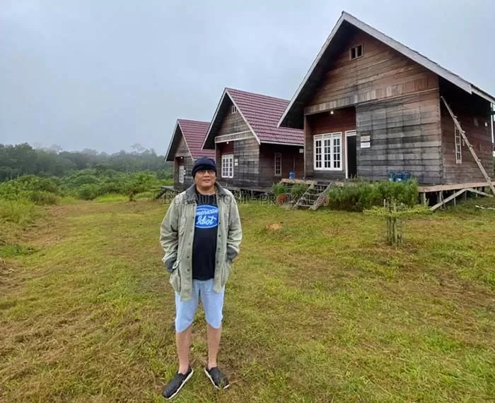 POTENSI PEDALAMAN: Agus Tantomo di Kampung Merabu. Dalam kunjungannya itu, Agus ingin mengembangkan potensi wisata pedalaman di kampung yang masuk wilayah Kecamatan Kelay tersebut.