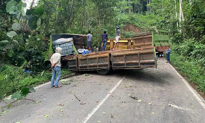 RUSAK PARAH: Kondisi truk yang menghantam tebing di jalan Poros Kelay, Senin (15/2).