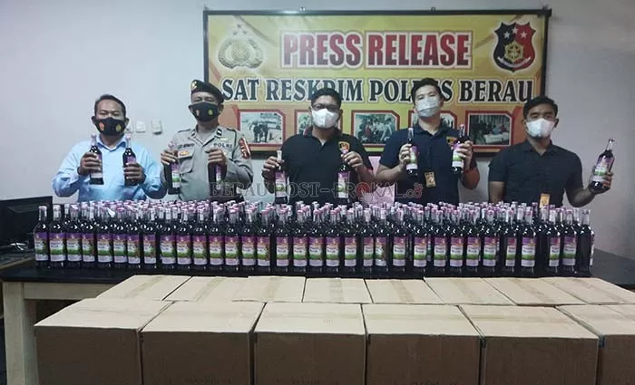 AMANKAN MIRAS: Ratusan botol miras merek Anggur Merah diamankan jajaran Satreskrim Polres Berau.
