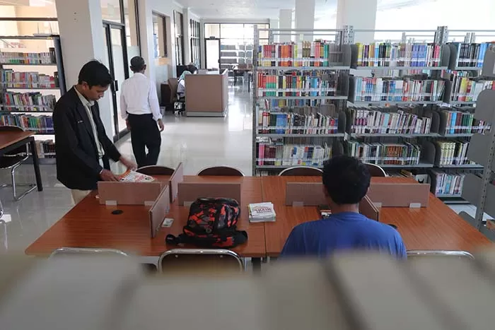 SEBELUM PANDEMI: Masyarakat saat membaca buku di perpustakaan daerah beberapa waktu lalu.