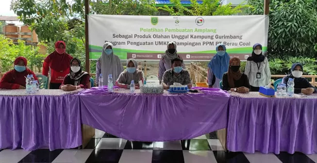 DILATIH: Sejumlah IRT mengikuti pelatihan pembuatan amplang di Kampung Gurimbang, Sambaliung, yang dilaksanakan PT Berau Coal, Kamis (26/2).