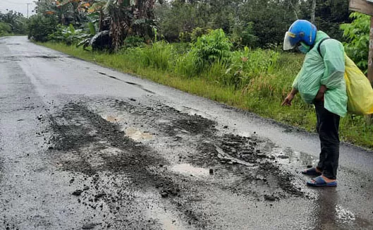 TERKELUPAS: Kondisi aspal jalan poros di pesisir tepatnya di Kampung Campursari, Kecamatan Talisayan, mulai terkelupas. Padahal belum setahun jalan ini dilakukan pengaspalan.