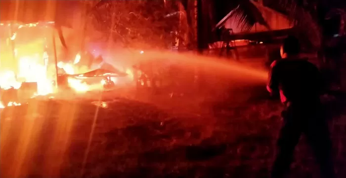 MEMBARA: Masyarakat dan petugas pemadam kebakaran dari Badan Penanggulangan Bencana Daerah (BPBD) Berau melakukan pemadaman salah satu rumah yang terbakar di kawasan Jalan H Isa III, Tanjung Redeb  Sabtu (27/2).