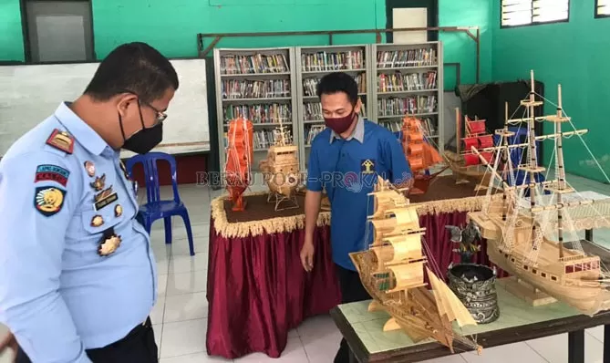HASIL KARYA WARGA BINAAN: Kepala Pengamanan Rutan Klas IIB Tanjung Redeb, Puang Dirham, memperlihatkan hasil karya para warga binaan yang memanfaatkan limbah industri kayu.