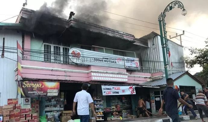 TERBAKAR: Terlihat asap tebal menyelimuti toko Sembako Sinar Mutiara yang berada di Jalan Milono, Tanjung Redeb Rabu (3/3).