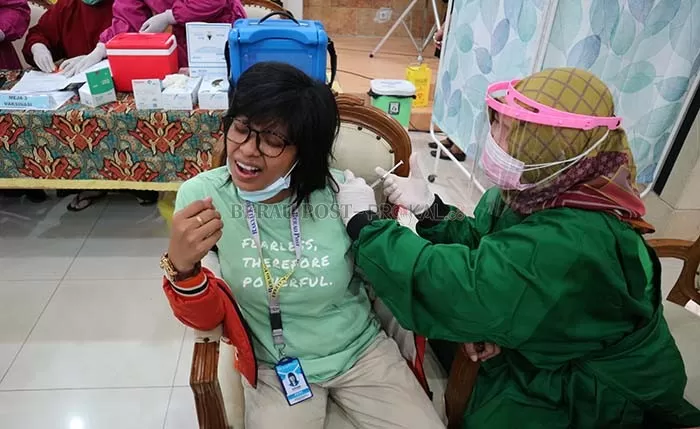 DISUNTIK: Vaksinasi Covid-19 tahap dua di Kabupaten Berau berlanjut (5/3), yang menyasar ratusan pelayan publik, seperti pegawai pemerintahan, anggota TNI, wartawan, dan pedagang pasar.