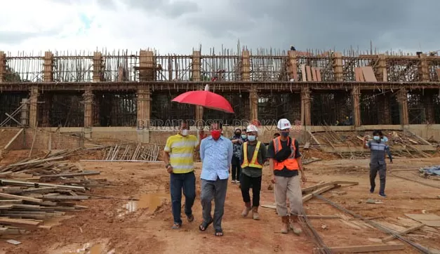 VENUE PORPROV: Ketua DPRD Kaltim, Makmur HAPK, ketika meninjau progres pembangunan Stadion Olimpic Mini di Kecamatan Teluk Bayur, kemarin (6/3).