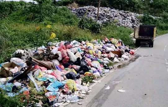 MENGGUNUNG: Nampak sampah menggunung di kawasan kilometer 5 jalan poros Kampung Talisayan-Batu Putih.