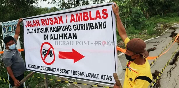 AMBLES: Kondisi jalan menuju Kampung Gurimbang, Kecamatan Sambaliung, tepatnya di kawasan di RT 3 mengkhawatirkan. Jika tidak segera dilakukan perbaikan, dikhawatirkan ambles makin parah dan memutus badan jalan.