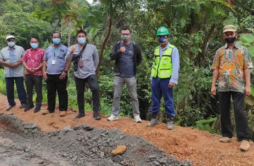 RESPONS CEPAT: PT Berau Coal bersama PT PAMA, bersinergi dengan DPUPR Berau melakukan perbaikan jalan alternatif Kampung Gurimbang.