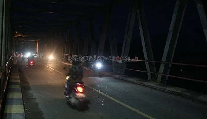 MINIM PENERANGAN: Lampu penerang di Jembatan Gunung Tabur belum diperbaiki sehingga kondisi jembatan saat malam minim penerangan.