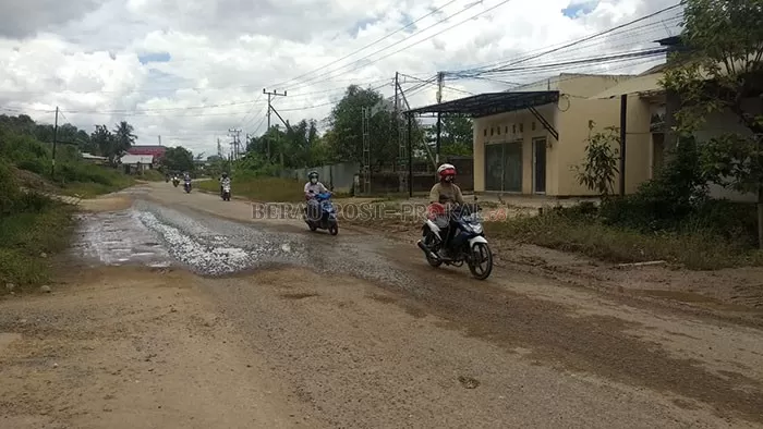 SEGERA DIPERBAIKI : Jalan Pulau Panjang yang rusak dan kerap tergenang saat hujan akan segera diperbaiki.
