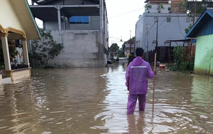 MELUAP: Permukiman warga di RT 5 Kelurahan Gayam tergenang usai diguyur hujan deras, kemarin (30/3) sore.