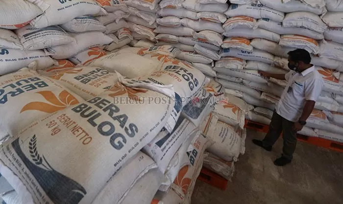STOK BERAS: Persediaan beras di gudang Bulog diperhitungkan masih aman hingga empat bulan.