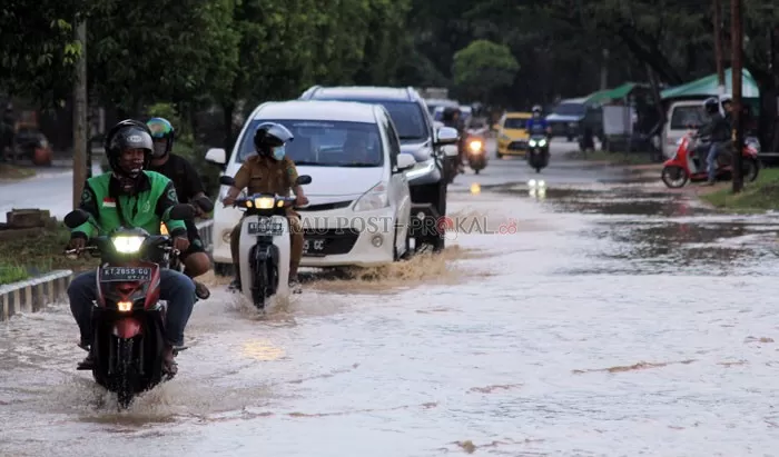 GENANGAN: Hujan yang mengguyur Kabupaten Berau, Selasa (30/3) lalu membuat sejumlah ruas jalan tergenang. Seperti yang terpantau di ruas Jalan Marsma Iswahyudi, Teluk Bayur.