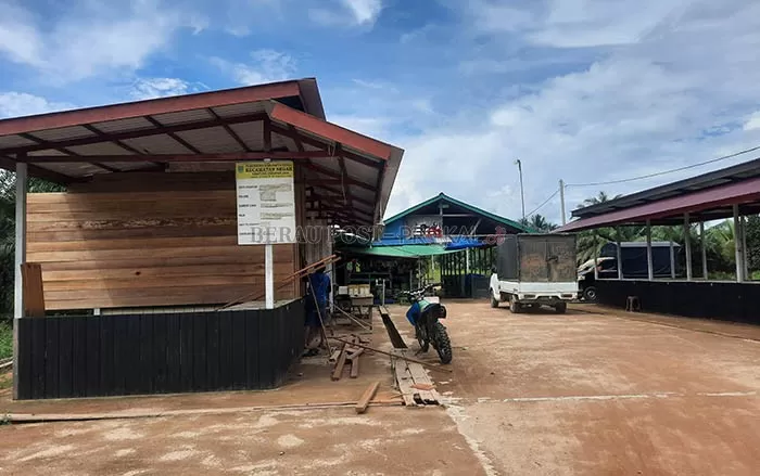 TETAP AKTIF: Pasar rakyat Kampung Harapan Jaya yang dikelola BUMK.