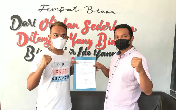 BERI DUKUNGAN: Ketua PK Gunung Tabur Herman Siddiq (kiri) bersama Calon Ketua KNPI Berau Hardiansyah (kanan) foto bersama setelah serah terima rekomendasi, Selasa (6/4).