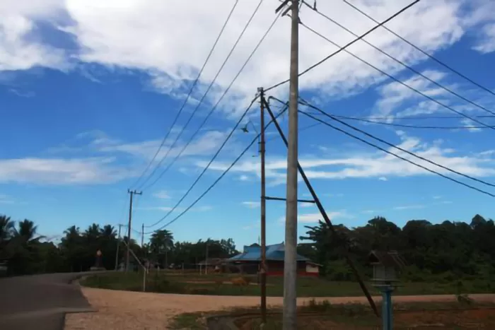 TAHAP AKHIR: Pemasangan jaringan listrik di tiga kampung di Kecamatan Batu Putih memasuki tahap akhir.