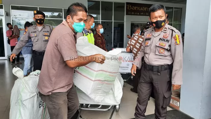 VAKSIN COVID: Kabupaten Berau kembali menerima jatah vaksin Covid-19 sebanyak 4.700 dosis yang tiba di Bandara Kalimarau, kemarin (8/4).