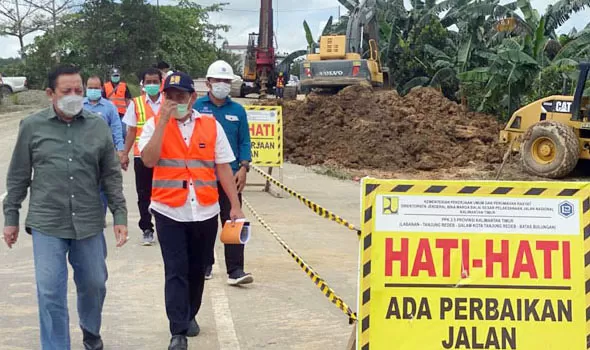 MONITORING: Ketua DPRD Kaltim, Makmur HAPK, melakukan pengecekan perbaikan jalan yang menghubungkan Kaltim-Kaltara.