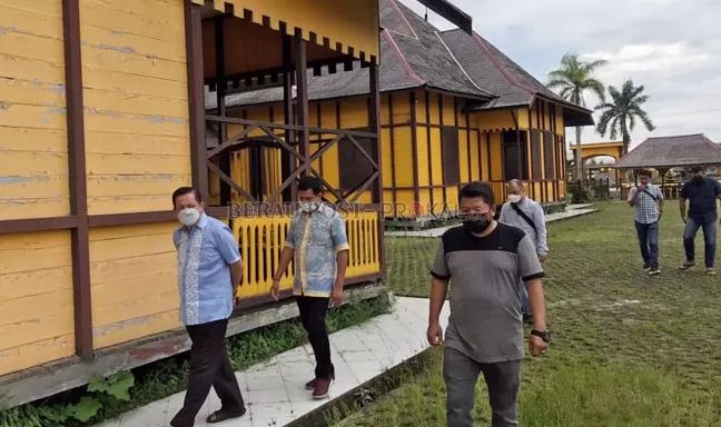 BANGUNAN BERSEJARAH: Ketua DPRD Kaltim, Makmur HAPK, ketika melihat kondisi bangunan Museum Batiwakkal di kompleks Keraton Gunung Tabur.