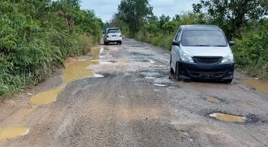 RUSAK PARAH: Kondisi jalan poros Kampung Labanan Makarti-Pandan Sari nampak rusak parah.