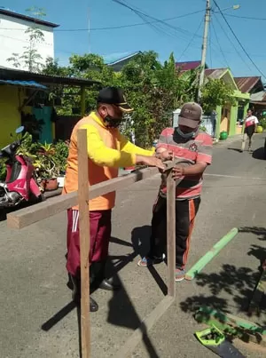 GOTONG-ROYONG: Masyarakat bersama jajaran Kelurahan Gayam melakukan gotong-royong kebersihan dan penataan lingkungan di RT 7 beberapa waktu lalu.