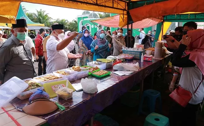 PASTIKAN PROKES: Bupati Berau, Sri Juniarsih, bersama wakil bupati, Gamalis, meninjau lokasi Pasar Ramadan di halaman Masjid Agung Baitul Hikmah, Tanjung Redeb, kemarin (13/4).
