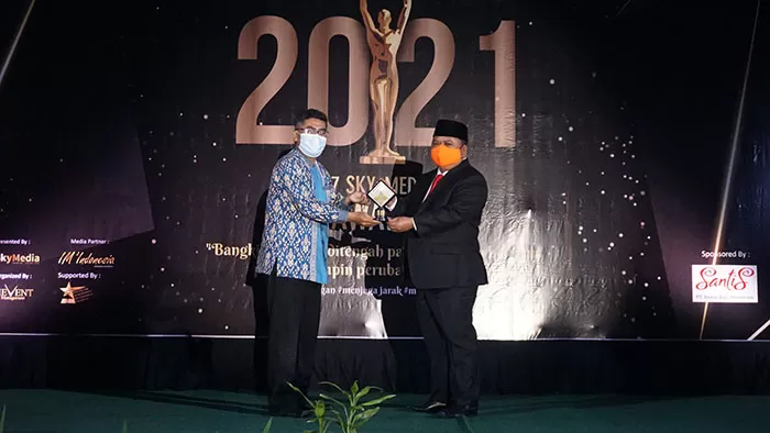 PEMBAWA PERUBAHAN: Ketua DPRD Berau, Madri Pani, saat menerima penghargaan di ajang 7 Sky Media Award 2021 kategori pemimpin inspiratif, inovatif, dan visioner, di Jogjakarta, Jumat (9/4).