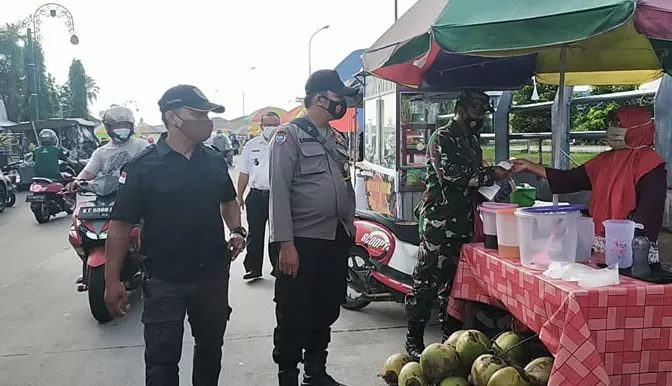 IMBAUAN: Satgas Kelurahan Bugis melakukan peninjauan sekaligus mengingatkan para pedagang Pasar Ramadan di wilayah Kelurahan Bugis agar taat prokes.