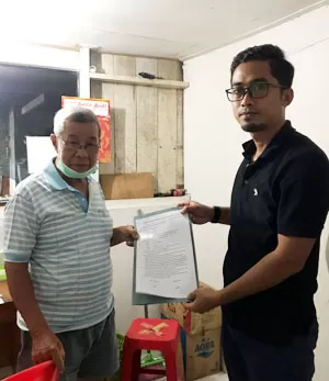 KERJA SAMA: Ketua BUMK Cinta Amanah, Usnur (kanan) milik Pemerintah Kampung Sukan Tengah seusai menandatangani kerja sama dengan pengusaha Tarakan, Kaltara.