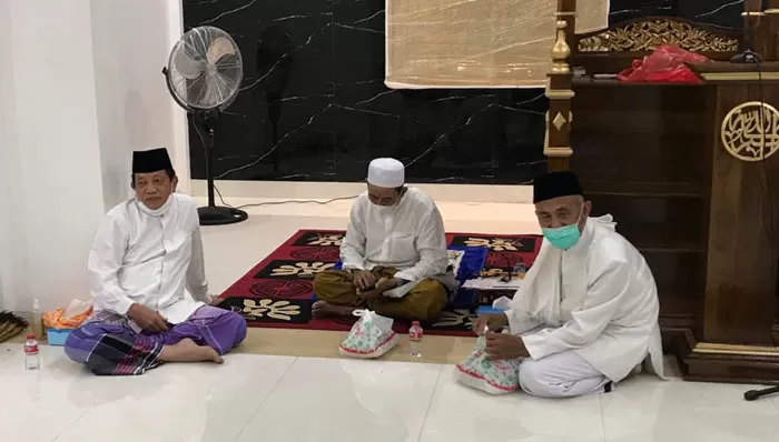 BUKA BERSAMA: Ketua DPRD Kaltim, Makmur HAPK, menunggu waktu berbuka puasa sambil berbincang-bincang dengan masyarakat di Masjid Baitul Makmur, Kamis (15/4) lalu.
