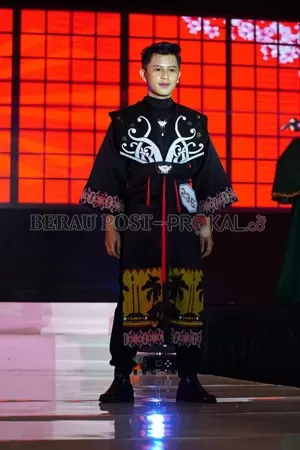 TAMPILKAN BATIK BERAU: Ahmad Roby Prayoga tampil dalam ajang Pesona Batik Nusantara 2021 dengan motif dan batik khas Berau.