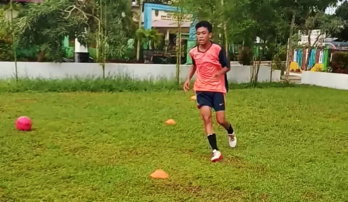 DARI BERAU: Ridho saat berlatih di Lapangan Sepak Bola Teluk Bayur, untuk mengikuti seleksi nasional Timnas U-16 di Jakarta nanti.