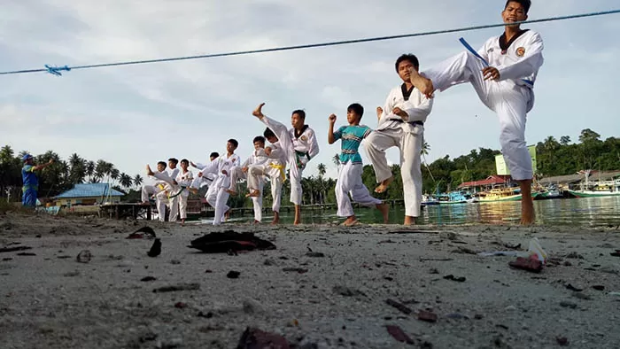 BERLATIH: Atlet taekwondo tetap menjalani latihan selama Ramadan.
