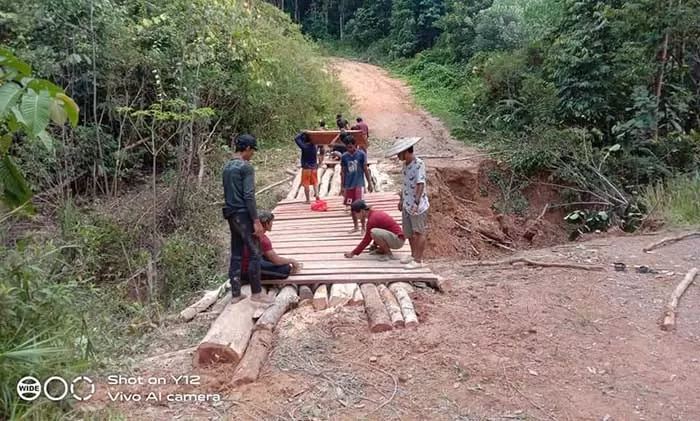 GOTONG-ROYONG: Masyarakat Kampung Punan Segah bergotong-royong membangun jembatan di atas jalan yang terputus, Rabu (21/4) lalu.
