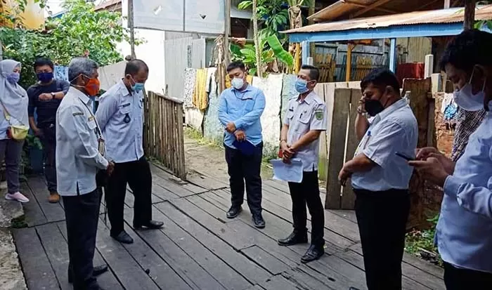 PENGEMBANGAN: Sejumlah perwakilan OPD saat meninjau lahan yang dihibahkan untuk pembangunan rumah printing Kampung Batik Ta’puri.