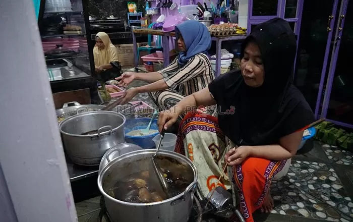 BERKAH RAMADAN: Iin bersama para pekerjanya saat membuat kue-kue yang akan dijajakan di Pasar Ramadan.