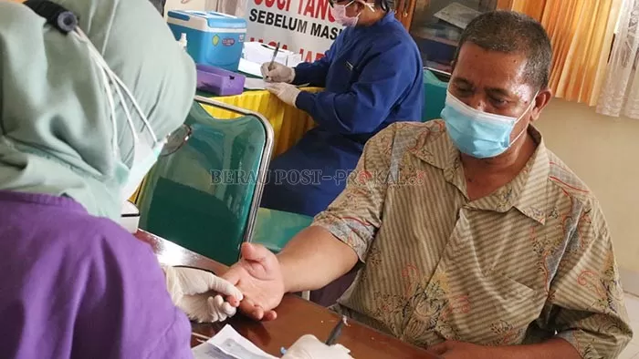 CEGAH CORONA: Kegiatan vaksinasi yang digelar di Kantor Kelurahan Karang Ambun beberapa waktu lalu.