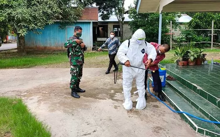 BUTUH SARANA: Penyemprotan disinfektan di wilayah Kelurahan Tanjung Redeb di salah satu rumah warga yang terkonfirmasi positif.