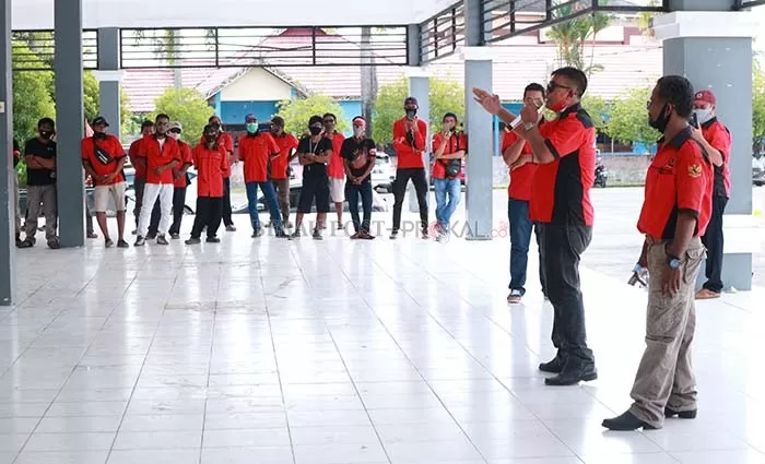 MAY DAY: Puluhan buruh dari Forum Buruh Indonesia (FBI) Berau menggelar dialog dan orasi memperingati May Day, di Lapangan Pemuda, Tanjung Redeb, kemarin (1/5).