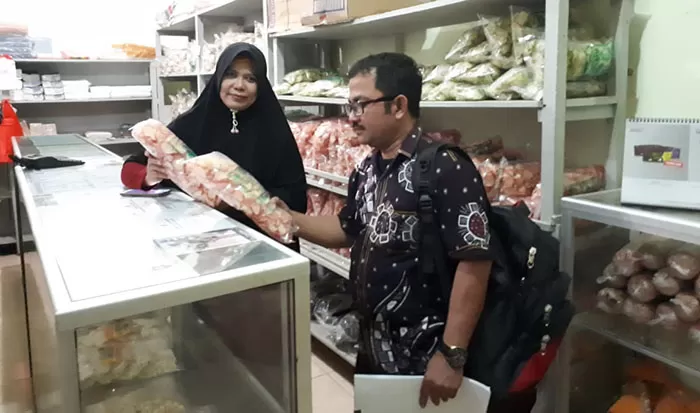 MULAI MEMBAIK: Penjualan produk olahan ikan yang diproduksi Poklahsar Kampung Talisayan terus meningkat dalam beberapa bulan terakhir.