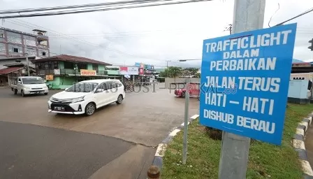 SEMRAWUT: Arus lalu lintas di simpang Jalan Durian I-Mangga I semrawut akibat tak berfungsinya lampu lalu lintas di sana.
