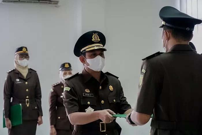Kejari Berau melaksanakan pelantikan dan serah terima jabatan Kepala Seksi Intelijen Kejari Berau dari Riyan Permana kepada Ariyanto Wibowo, Selasa (4/4) lalu.