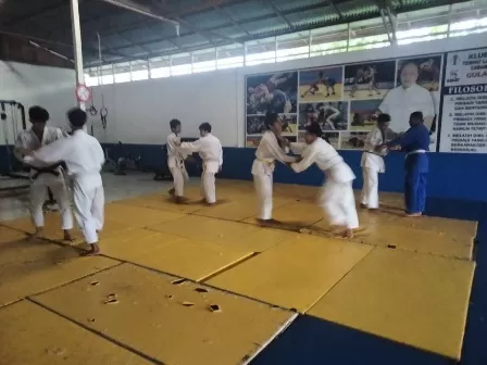 LATIHAN FISIK: Atlet judo tetap menjalankan latihan selama Ramadan.
