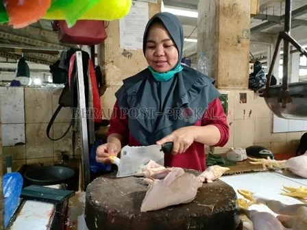 MULAI MAHAL: Permintaan yang tinggi jelang lebaran Idulfitri membuat harga ayam potong di pasar Sanggam Adji Dilayas mulai naik.