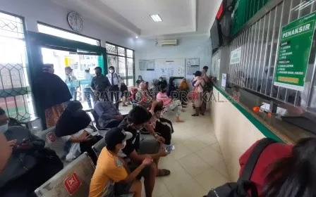 RAMAI: Masyarakat hendak menebus maupun menggadaikan barangnya di kantor Pegadaian Tanjung Redeb.