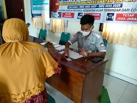 UNTUK LANSIA: Penyaluran bantuan untuk para lansia di Kelurahan Karang Ambun yang dilaksanakan di kantor kelurahan, hingga penyaluran langsung ke rumah-rumah warga.