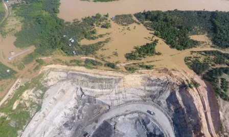 DARI UDARA: Lokasi pertambangan PT RUB yang dijepret dari udara, sehari sebelum luapan air sungai menjebol tanggul perusahaan tersebut.