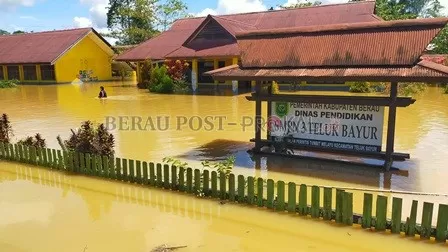 SEKOLAH PALING BASAH: Gedung SMP 3 Teluk Bayur turut terendam banjir dengan ketinggian mencapai 1,5 meter.